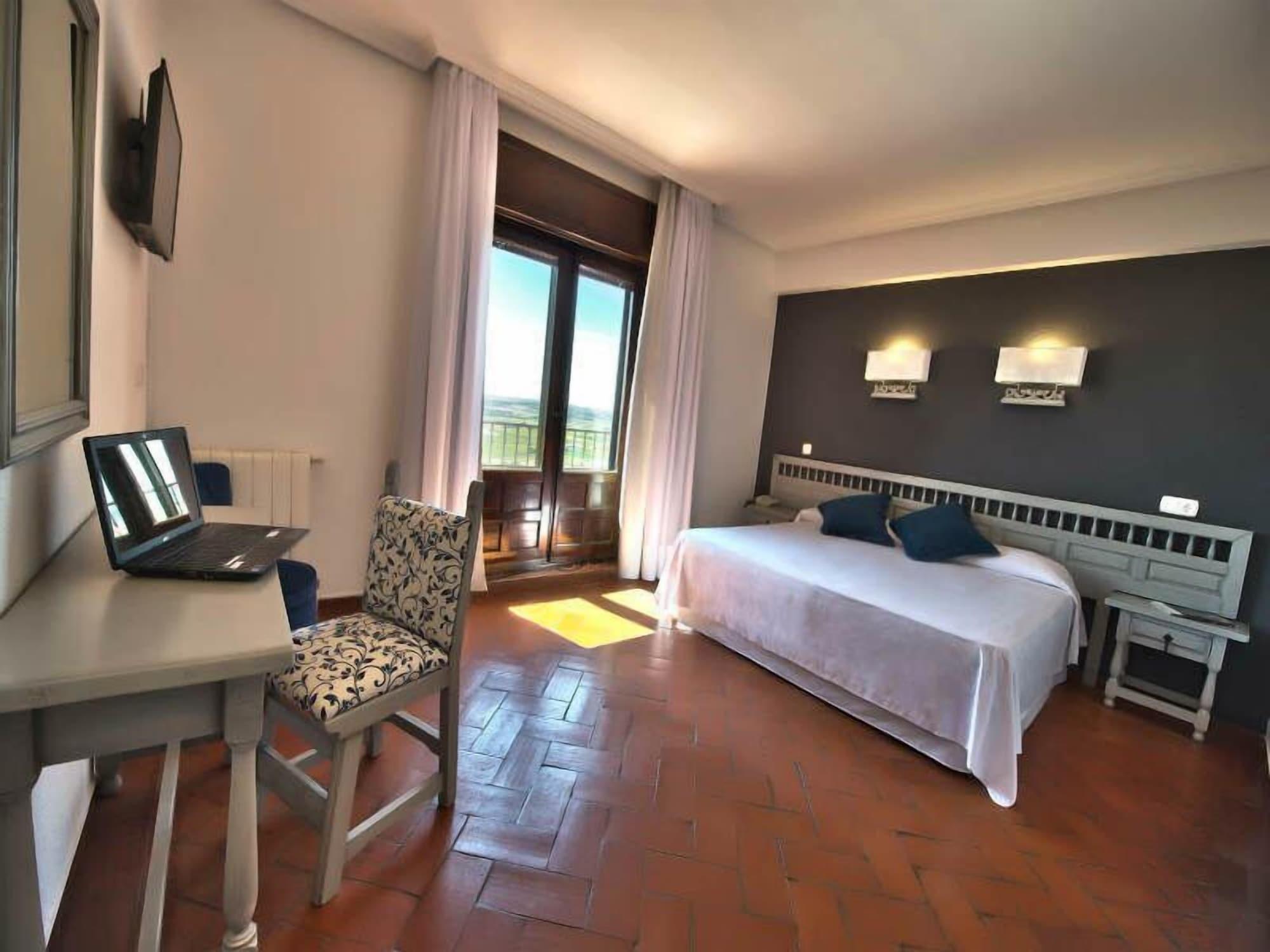 Hospedium Hotel Juan II Toro Ngoại thất bức ảnh