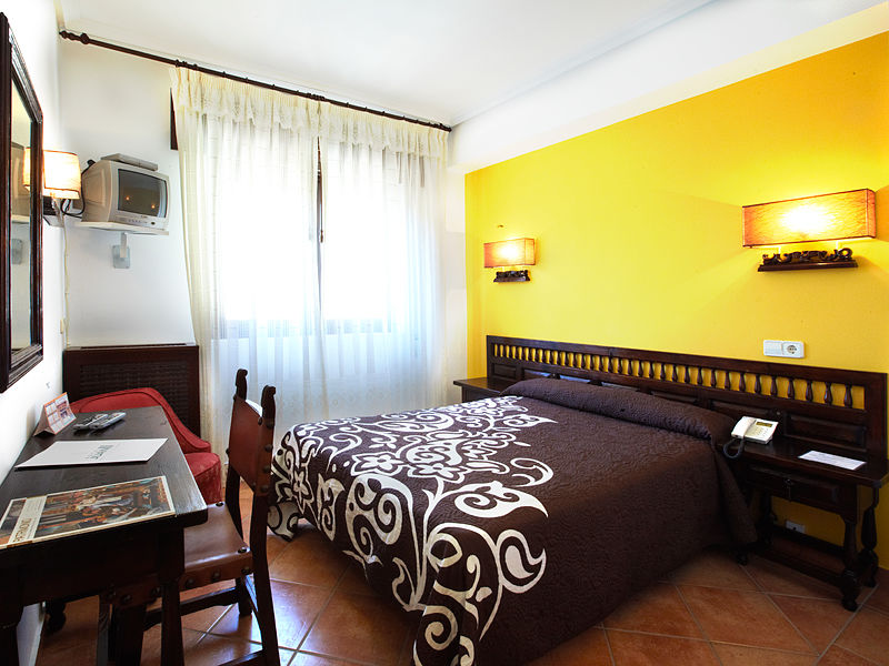 Hospedium Hotel Juan II Toro Ngoại thất bức ảnh